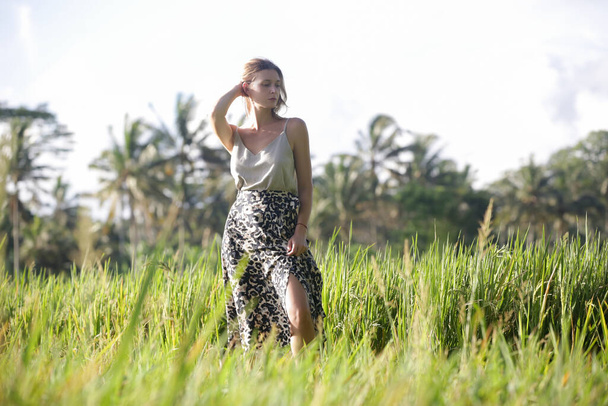 На відкритому повітрі портрет молодої жінки на рисовому полі на тропічному острові, природне сонячне світло. Концепція свободи, подорожей, навколишнього середовища, зв'язку з природою - Фото, зображення