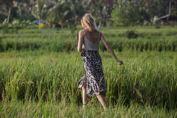 Ulkona muoti muotokuva nuori nainen riisipellolla trooppisella saarella, luonnollinen auringonvalo. Käsitys vapaudesta, matkustamisesta, ympäristöstä, yhteydestä luontoon - Valokuva, kuva