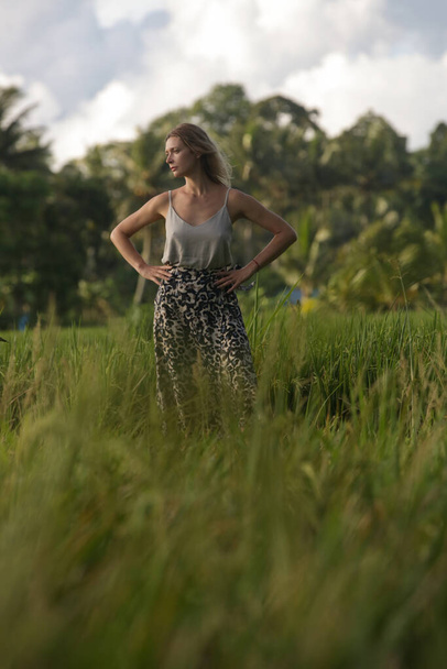 Odkryty portret młodej kobiety na polu ryżowym na tropikalnej wyspie, naturalne światło słoneczne. Pojęcie wolności, podróżowania, środowiska, połączenia z naturą - Zdjęcie, obraz