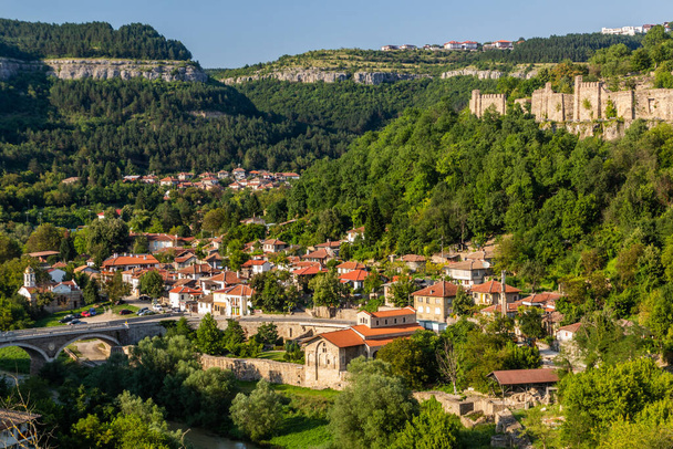 Veliko Tarnovo town with Tsarevets fortress, Bulgaria - Фото, зображення
