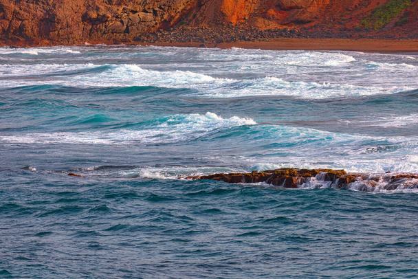 Fale na Oceanie Atlantyckim na Teneryfie Wyspy Kanaryjskie Hiszpania - Zdjęcie, obraz