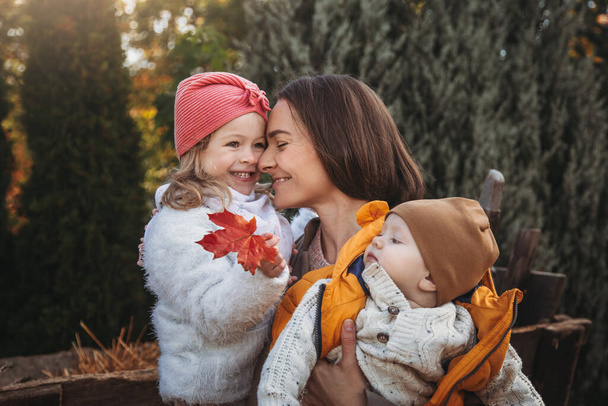 農場にいる陽気な家族. 子育てと幼少期について。 母性について。 秋の感謝祭の日。 アウトドアゲーム。 農場で収穫する. バケーションホーム。 ヤードの装飾 - 写真・画像
