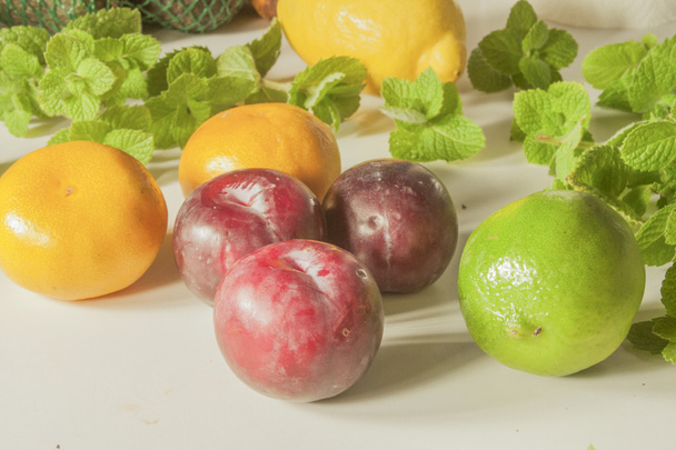 Szilva, satsuma, lime, menta és citrom - Fotó, kép