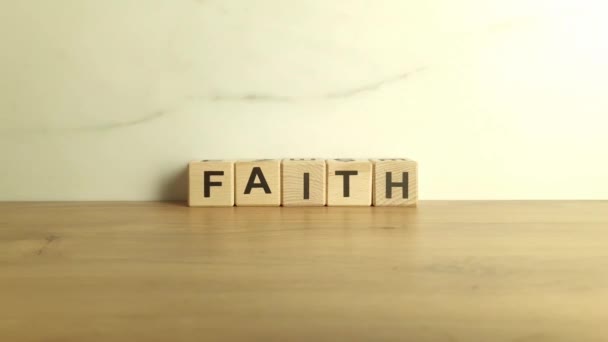 Słowo wiara z drewnianych klocków. Nadzieja, koncepcja zmartwychwstania - Materiał filmowy, wideo