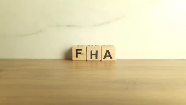 Skrót FHA od drewnianych klocków. Akronim Federalnej Administracji Mieszkalnictwa - Materiał filmowy, wideo