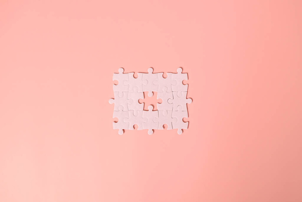 Blanco cuadrados piezas de rompecabezas cuadrícula de fondo de negocios, Jigsaw en el fondo, Mock up en el fondo con espacio de copia para texto o símbolos, Fondo con espacio de copia, Inspiración e idea creativa. Alto. - Foto, Imagen