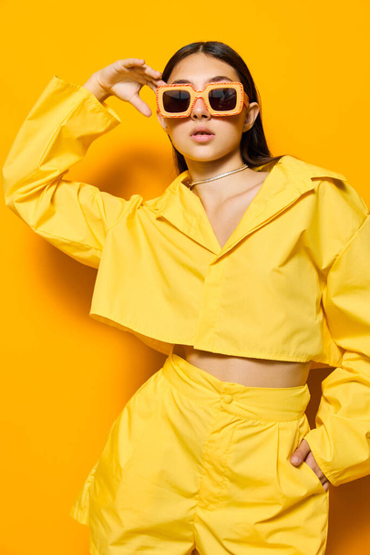mujer largo atractivo dama moderno estudio gafas de sol modelo alegría glamour amarillo positivo joven feliz emoción moda pelo chica morena estilo de vida elegante hermoso - Foto, imagen