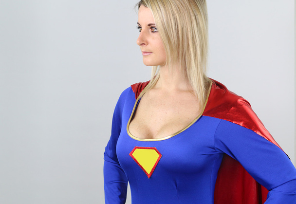 Красивая блондинка в костюме Супергерл
 - Фото, изображение