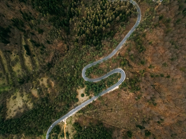 Serpentine yol hava manzarası - Fotoğraf, Görsel