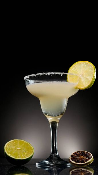 Des cocktails colorés rafraîchissants sont au bar. club vie alcool - Photo, image