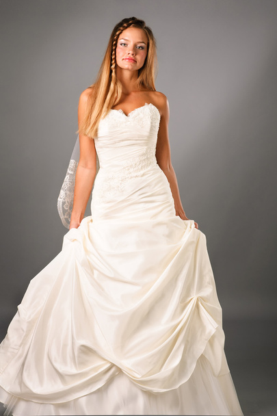 krásná nevěsta na sobě svatební šaty ve studiu - Fotografie, Obrázek