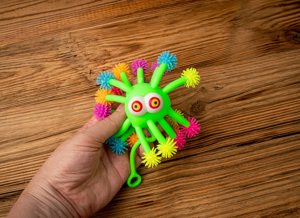 Яскрава кольорова іграшка, барвисті іграшки-антистресові, м'який скромний павук на еластичній смузі, кольорові пластикові кульки пуфера, весела світла стресова куля, гумовий монстр Їжачок - Фото, зображення