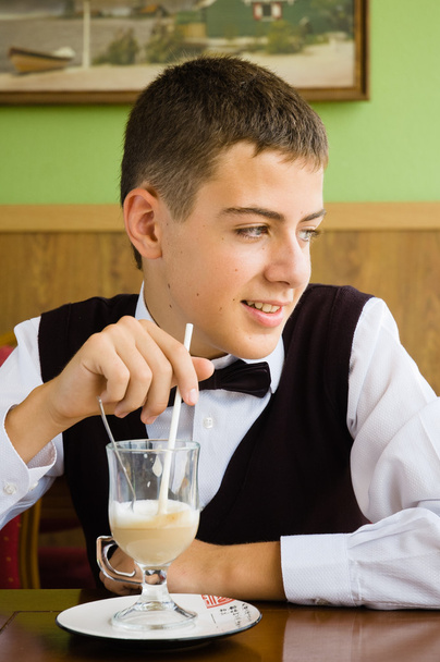 bir kafede kahve keyfi bir genç çocuk - Fotoğraf, Görsel