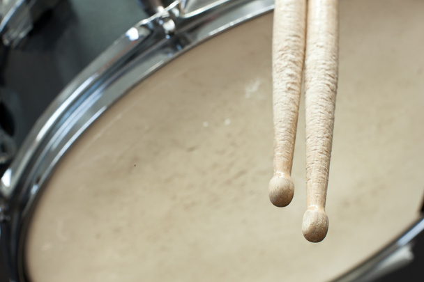 Drumsticks und gebrauchte Trommeln - Foto, Bild