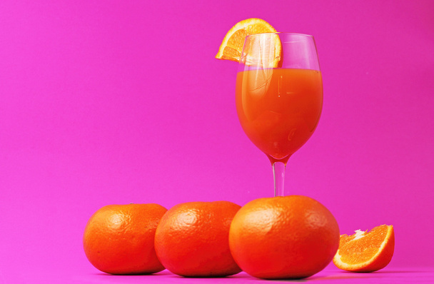 orange juice glass with oranges - Фото, зображення