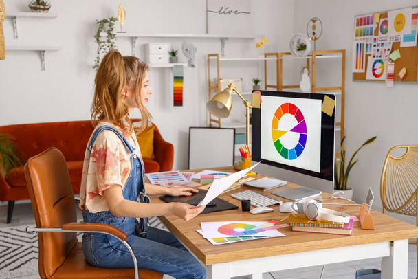 Naispuolinen graafinen suunnittelija työskentelee toimistossa - Valokuva, kuva