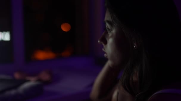 Egy fáradt fiatal nő áll a számítógép monitorja előtt késő este. Kiváló minőségű 4k felvételek - Felvétel, videó