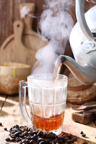 chá preto com bebida quente quente em um estilo antigo - Foto, Imagem