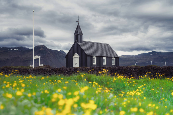 Budir kerk of zwarte kerk in het zomerseizoen in IJsland - Foto, afbeelding