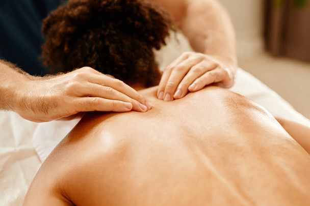 Primer plano de manos masculinas masajeando espalda y hombros de mujer joven disfrutando de sesión de SPA en el club de salud - Foto, Imagen