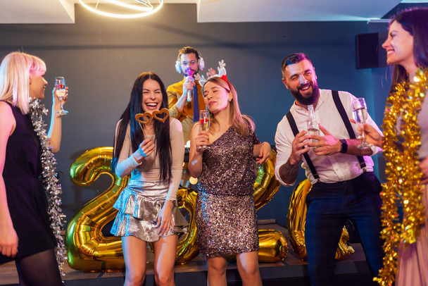 Ryhmä ihmisiä tanssii klubilla juhlii uudenvuoden - Valokuva, kuva