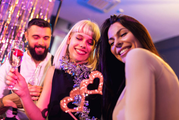 Група людей, які танцюють в клубі святкують Новий рік - Фото, зображення