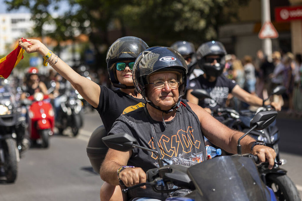 FARO, ΠΟΡΤΟΓΑΛΙΑ - 24 ΙΟΥΛΙΟΥ 2023: Παρέλαση αρκετών μοτοσικλετιστών στο δρόμο για το 41ο Διεθνές Φεστιβάλ Μοτοσικλέτας ως αποχαιρετισμό για το επόμενο έτος. Υπάρχουν εθνικότητες από όλο τον κόσμο που συμμετέχουν και θεωρείται ένα από τα - Φωτογραφία, εικόνα