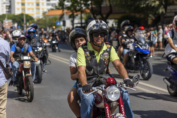FARO, ΠΟΡΤΟΓΑΛΙΑ - 24 ΙΟΥΛΙΟΥ 2023: Παρέλαση αρκετών μοτοσικλετιστών στο δρόμο για το 41ο Διεθνές Φεστιβάλ Μοτοσικλέτας ως αποχαιρετισμό για το επόμενο έτος. Υπάρχουν εθνικότητες από όλο τον κόσμο που συμμετέχουν και θεωρείται ένα από τα - Φωτογραφία, εικόνα
