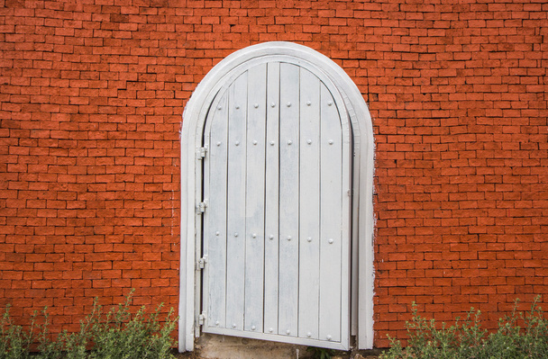 tuğla duvar beyaz vintage kapı - Fotoğraf, Görsel