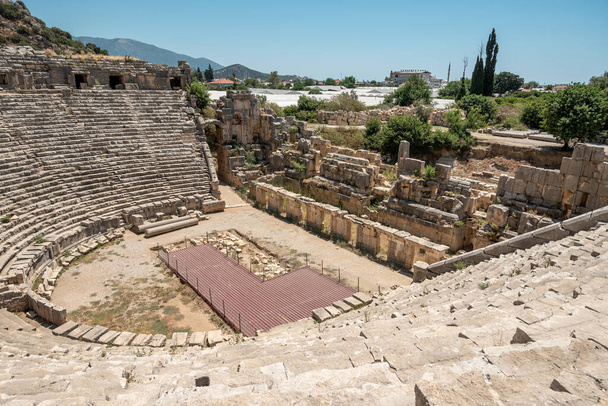 Türkiye 'nin Demre kentindeki antik Myra kentinde amfitiyatro ve antik kaya mezarlarının kalıntıları - Fotoğraf, Görsel