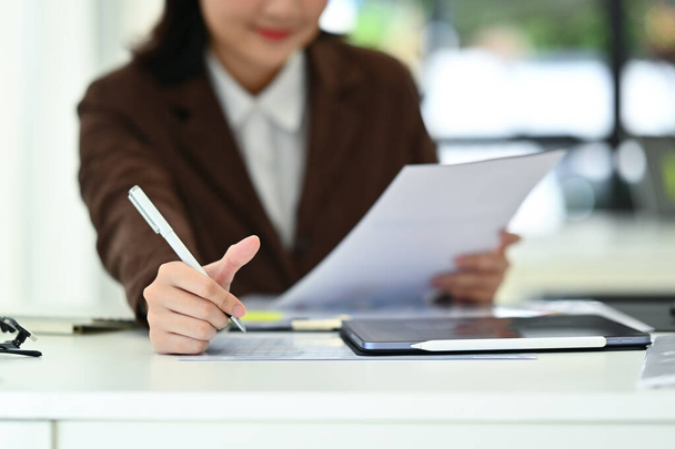 Wybierz skupić się na bizneswoman ręce okablowanie ważne notatki lub nowy pomysł na papierkową robotę. - Zdjęcie, obraz