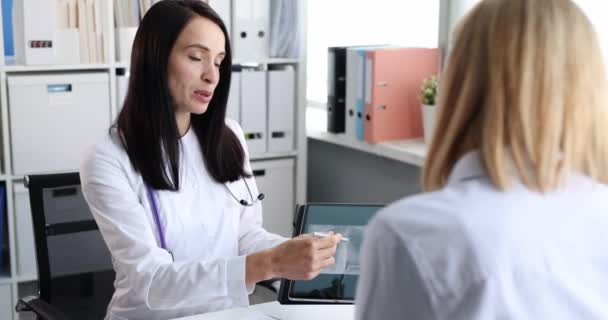 Γιατρός δείχνει ψηφιακή ταμπλέτα σε ασθενή με αξονική τομογραφία των πνευμόνων 4k ταινία. Διάγνωση και αντιμετώπιση των μακροπρόθεσμων συνεπειών της έννοιας covid 19 - Πλάνα, βίντεο