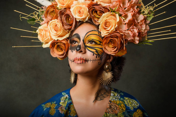 Kafatası şekeri makyajlı bir kadının portresi. Ölülerin ve cadılar bayramı karakterinin karanlık arka planı. - Fotoğraf, Görsel
