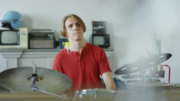 Grabación media de un joven músico tocando batería durante el ensayo en el estudio - Imágenes, Vídeo