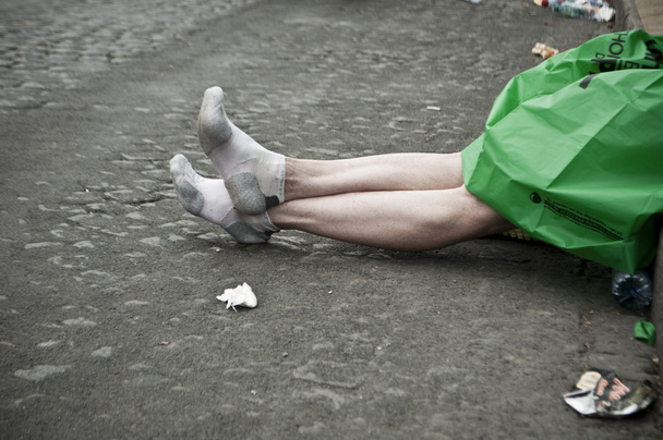 Paris - France - 6 th April 2014 - Marathon of Paris - woman without shoes - Фото, зображення