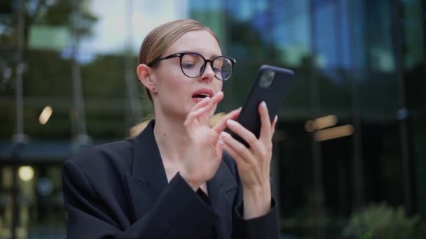 La donna d'affari non capisce perché non c'è connessione cellulare no telefono - Filmati, video
