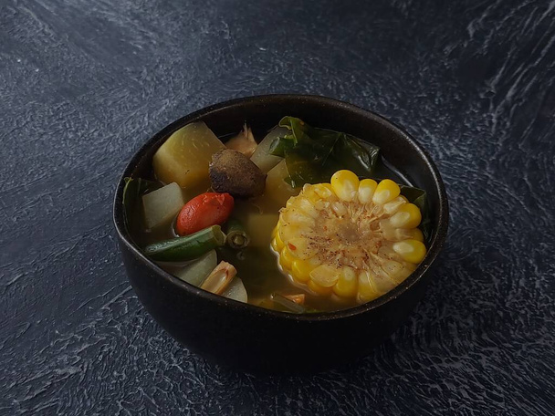 Sayur asem. È cibo tradizionale da indonesia. A base di molte verdure come la papaia giovane, gnetum gnemon foglie e frutta, chayote, fagioli lunghi, jackfruit giovane, frutta tamarindo con zuppa acida - Foto, immagini