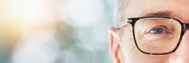 Πορτρέτο, μακιγιάρισμα και ένας άντρας με γυαλιά όρασης στον οφθαλμίατρο για τους φακούς πλαισίου συνταγογράφησης. Οφθαλμός, banner space και ένας οπτομετρικός πελάτης στο οπτικό για ένα ραντεβού υγειονομικής περίθαλψης στο bokeh. - Φωτογραφία, εικόνα