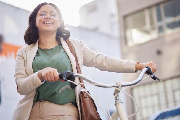 Retrato, sonrisa y mujer de negocios con bicicleta al aire libre para viajar a trabajar con comercializador en la ciudad. Transporte, persona femenina feliz y profesional con bicicleta para la carrera con el ciclismo o bolsa - Foto, Imagen