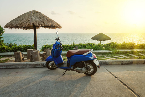 Ada, Tayland. Sahil Bisiklet Turu. Deniz kıyısına parketmiş scooter 'lar. Güzel manzara. Tropik plaj. Güzel tropikal ada - Fotoğraf, Görsel