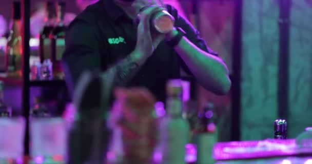 4K Professional samec barman nalévání míchaný modrý likér koktejl nápoj z koktejlu třepačka do sklenice na baru pultu v nočním klubu. Mixolog barman dělá alkoholický nápoj sloužící zákazníkovi - Záběry, video