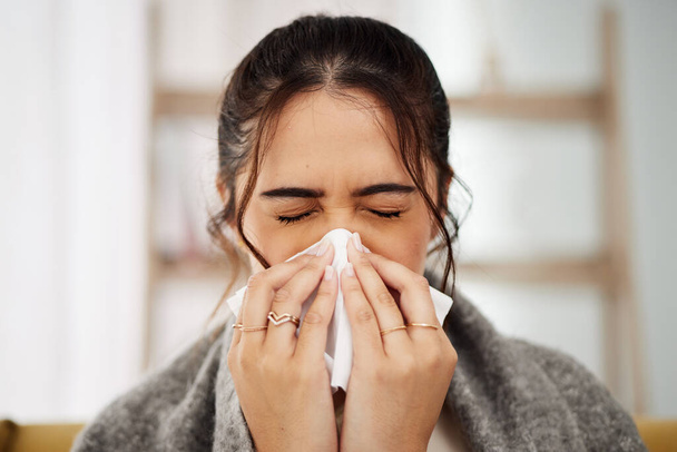 Ιστός, μύτη και άρρωστη γυναίκα φτερνίζονται στο σαλόνι με αλλεργία, κρύο ή γρίπη στο σπίτι της. Πυρετός Hay, ιγμορίτιδα και γυναίκα με ιογενή λοίμωξη, κίνδυνο ή κρίση υγείας στο σαλόνι με συμφόρηση. - Φωτογραφία, εικόνα