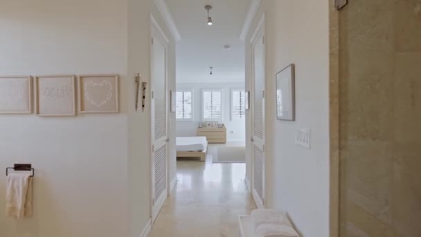Gyönyörű fotók a belsejében egy ház / apartman található Florida, USA. Luxus, hangulatos hálószoba egy high-end társasházban természetes fénnyel és elegáns bútorokkal. - Felvétel, videó