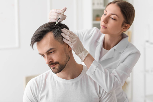 Schöner Mann erhält Spritze für Haarwachstum in Klinik - Foto, Bild
