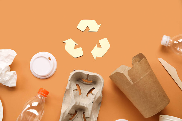 Panneau de recyclage avec ordures sur fond orange - Photo, image