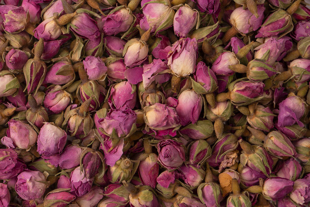 Rose secche del tè isolate su uno sfondo bianco.  - Foto, immagini