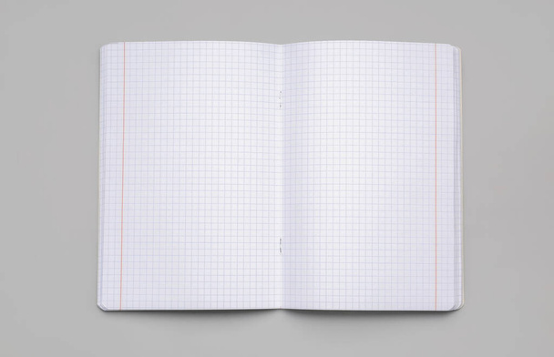 Blanco copybook pagina 's op grijze achtergrond - Foto, afbeelding