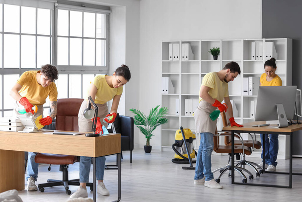 Junge Hausmeister putzen im Büro - Foto, Bild
