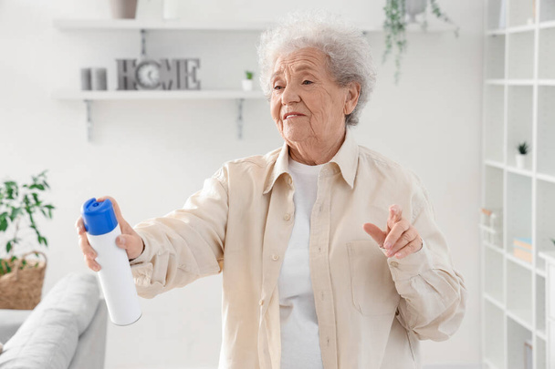 Starší žena s osvěžovačem vzduchu doma - Fotografie, Obrázek
