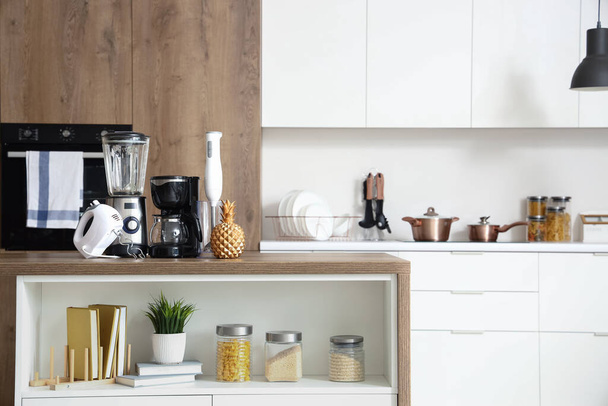 Belső tér világos konyha modern készülékek fa asztalon - Fotó, kép